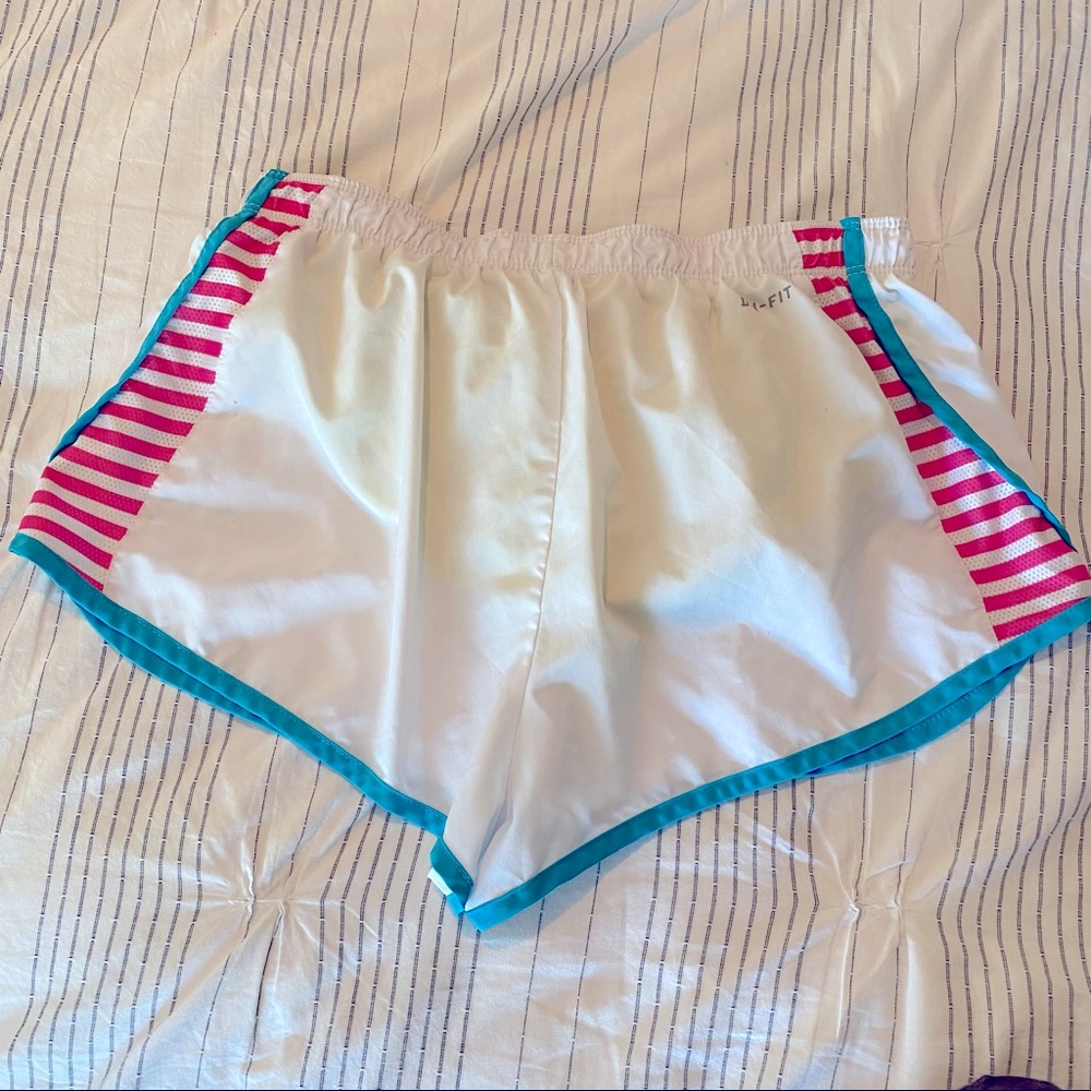 WOMEN’S NIKE DRI-FIT TEMPO RUN SHORT IN WHITE SIZE SMALL